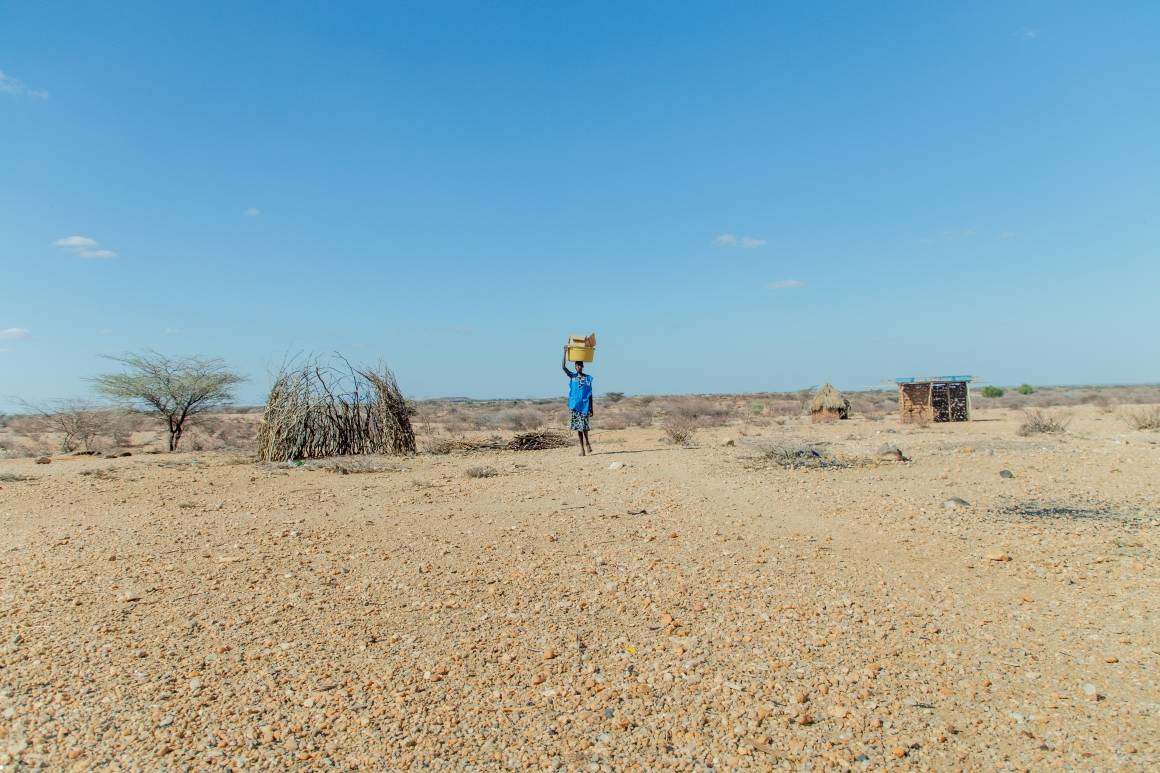 Susan, en frivillig helsearbeider, går fra hus til hus i landsbyen Nasiger, i Turkana-regionen i Kenya. Denne delen av Kenya er alvorlig påvirket av tørke. Foto: UNICEF/UN0702707/Translieu/Nyaberi.